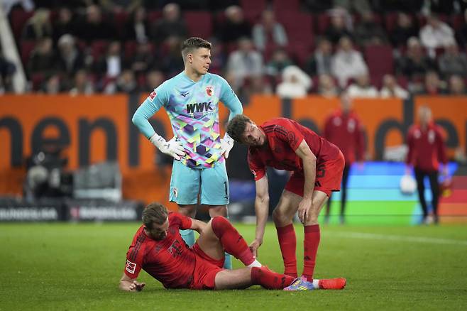 해리 케인이 아우크스부르크전에서 태클에 걸려 넘어진 뒤 고통스러워하는 모습. 사진=AP 연합뉴스
