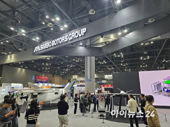 관람객들이 삼보모터스그룹의 다인승 수직 이착륙기인 'H-32'와 다목적 중형 무인 항공기 'B-22'를 관람하고 있다. [사진=김종성 기자]