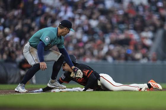 2루타를 치고 출루한 뒤 3루 도루에 성공하는 이정후. AP=연합뉴스