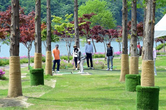 ▲ 사진은 지난해 화천 산천어 파크골프장에서 열렸던 2024 전국 부부(가족) 파크골프 대회 의 경기 모습.