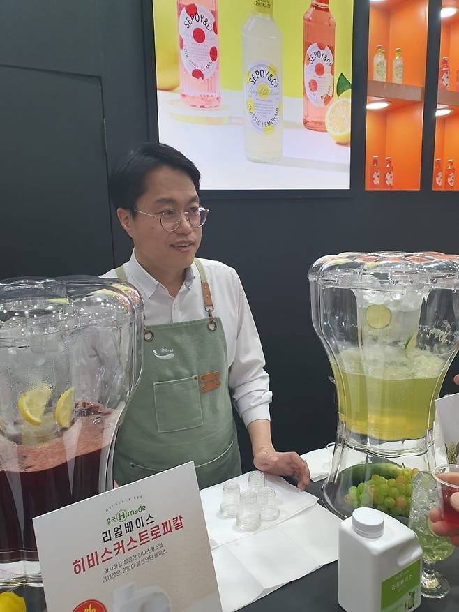 윤재우 팀장이 2025 서울커피엑스포에서 음료를 홍보하고 있다. 윤현주 기자