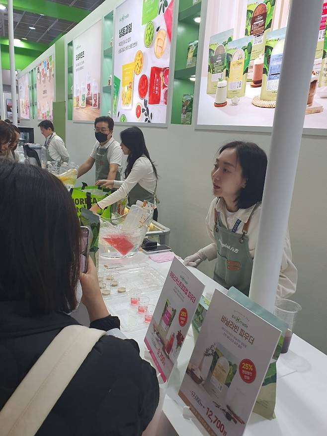 2025 서울커피엑스포에서 흥국에프엔비 관계자들이 커피 제품을 홍보하고 있다. 윤현주 기자