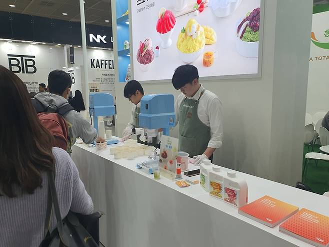 2025 서울커피엑스포에서 흥국에프엔비 관계자들이 빙수를 만들고 있다. 윤현주 기자