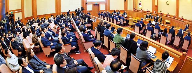 < 문형배 입에 쏠린 눈 > 윤석열 대통령 탄핵 선고일인 4일 서울 재동 헌법재판소 대심판정이 양쪽 대리인단과 취재진, 여야 의원, 일반 방청객 등으로 가득 차 있다. 문형배 헌재소장 권한대행은 이날 오전 11시22분께 “주문. 피청구인 대통령 윤석열을 파면한다”고 선고했다.   /사진공동취재단