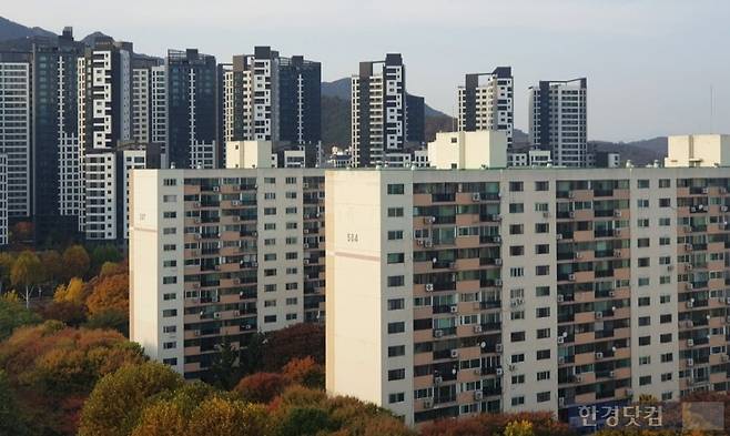 과천시 별양동 '과천주공5단지'와 '과천푸르지오써밋' 전경. 사진=오세성 한경닷컴 기자