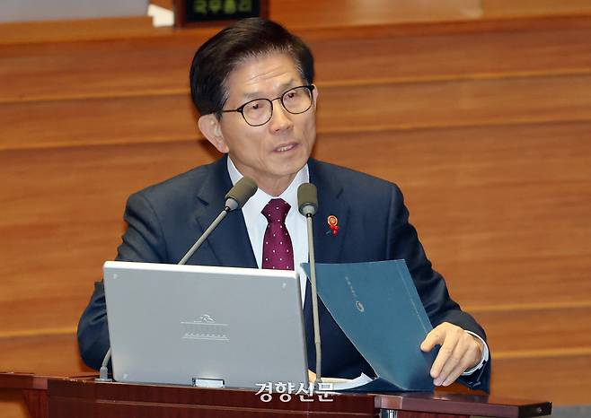 김문수 고용노동부 장관이 지난해 12월13일 국회 본회의 비상계엄 긴급 현안질의에서 답변하고 있다. 박민규 선임기자