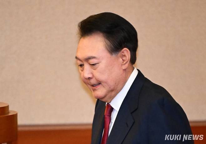 윤석열 전 대통령이 지난 2월 4일 서울 종로구 헌법재판소에서 열린 탄핵심판 5차 변론에 출석했다. 사진공동취재단