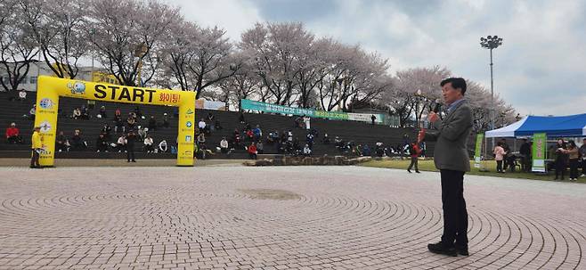 5일 밀양시 삼문동 야외공연장에서 열린 제19회 한국 100km 걷기대회 개회식에서 안병구 시장이 환영사를 하고 있다.