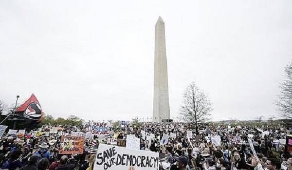 5일(현지시간) 미국 워싱턴DC 상징물인 워싱턴기념탑 주변에서 벌어진 트럼프 반대 시위. 연합뉴스