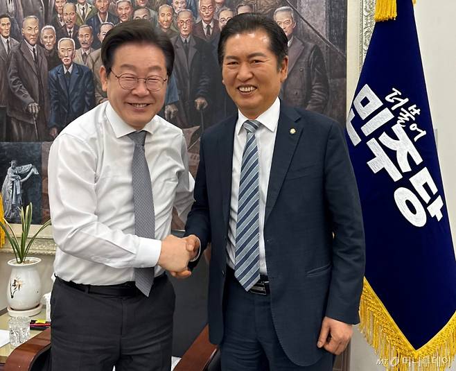 [서울=뉴시스] 조성봉 기자 = 이재명 더불어민주당 대표가 4일 서울 여의도 국회 당 대표실에서 정청래 국회 탄핵소추 단장을 격려하며 악수하고 있다.(사진=정청래 의원실 제공) 2025.04.04.