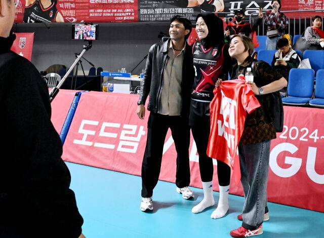 기념촬영 하는 메가와 남자친구, 메가 이모 / KOVO