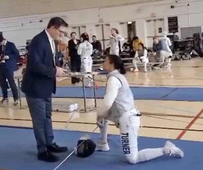 지난달 30일(현지시간) 미국 메릴랜드에서 열린 펜싱대회인 체리블로섬 토너먼트에서 스테파니 터너가 트랜스젠더 여성인 레드몬드 설리번를 상대로 기권 의사를 밝힌 것에 심판이 블랙 카드 판정을 내리는 모습. [엑스(X·옛 트위터) 캡처]