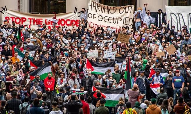 지난 2023년 10월 미국 매사추세츠주 케임브리지에서 열린 집회에서 사람들이 가자지구 팔레스타인인들을 지지하기 위해 하버드대에 모였다. [AFP]