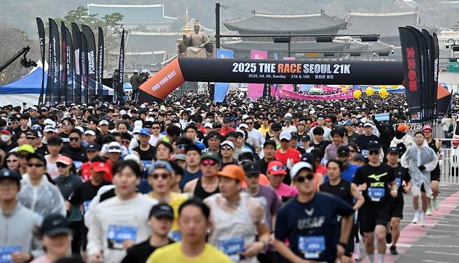 6일 오전 서울 종로구 광화문광장에서 열린 ‘2025 더 레이스 서울 21K’ 마라톤 대회에서 참가자들이 힘차게 출발하고 있다. ‘2025 더 레이스 서울 21K’는 광화문광장에서 출발해 도심을 달리는 하프마라톤 대회다. 이번 대회는 스포맥스코리아와 헤럴드경제가 공동주최하며, 1만 5000여 명의 러너들이 도심 속에서 서울의 역사와 현대가 어우러진 풍경을 만끽하며 달릴 수 있도록 마련됐다. 임세준 기자