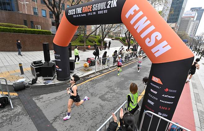 6일 오전 서울 종로구 광화문광장에서 열린 ‘2025 더 레이스 서울 21K’ 마라톤 대회에서 참가자들이 결승선에 들어서고 있다. ‘2025 더 레이스 서울 21K’는 광화문광장에서 출발해 도심을 달리는 하프마라톤 대회다. 이번 대회는 스포맥스코리아와 헤럴드경제가 공동주최하며, 1만 5000여 명의 러너들이 도심 속에서 서울의 역사와 현대가 어우러진 풍경을 만끽하며 달릴 수 있도록 마련됐다. 임세준 기자
