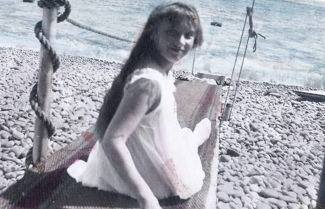 흑해 해변에 있는 아나스타샤 [Romanov family·일부 확대]