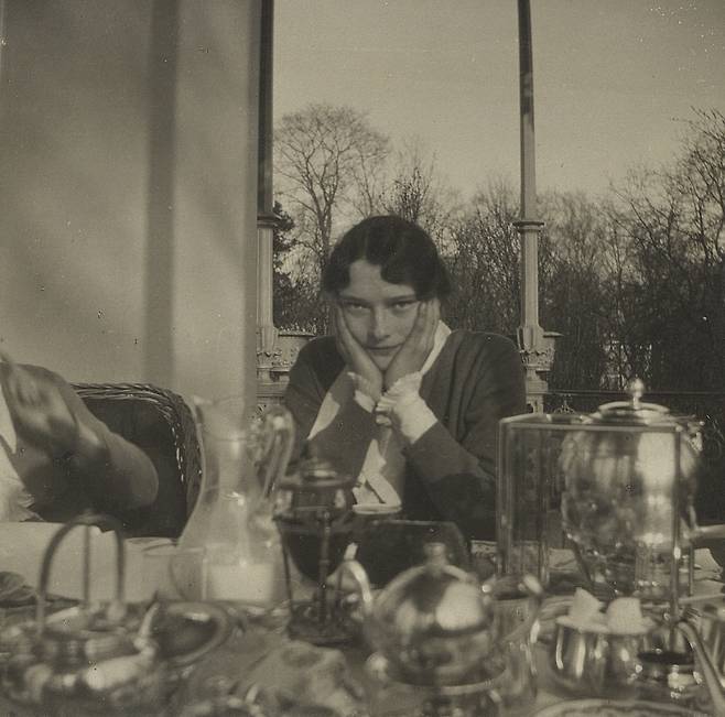 궁 발코니에서 가족과 식사를 하는 타티야나 [Romanov family, 아나스타샤로 추정]