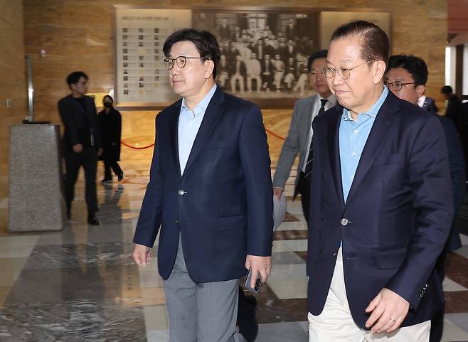 국민의힘 권영세 비상대책위원장과 권성동 원내대표가 6일 서울 여의도 국회에서 열린 의원총회에 참석하고 있다.[연합]