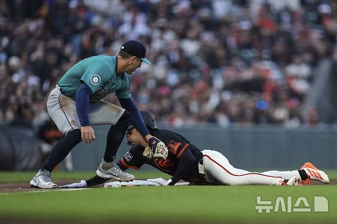 [샌프란시스코=AP/뉴시스] 샌프란시스코 자이언츠의 이정후가 6일(한국 시간) 미국 캘리포니아주 샌프란시스코의 오라클파크에서 벌어진 2025 메이저리그(MLB) 시애틀 매리너스와의 경기에서 4회말 3루 도루에 성공하고 있다. 2025.04.06