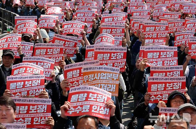 [서울=뉴시스] 이영환 기자 = 전국택배노동조합 우체국 본부 조합원들이 6일 오후 서울 중구 중앙우체국 앞에서 열린 전국택배노동조합 우체국본부 2025년 임단협투쟁승리 결의대회에서 구호를 외치고 있다. 2025.04.06. 20hwan@newsis.com