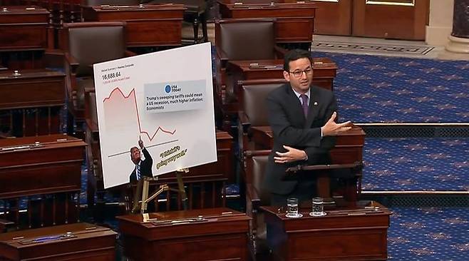 [서울=뉴시스]미국의 브라이언 샤츠 상원의원이 지난 4일(현지 시간) 상원 본회의장에서 도널드 트럼프 미국 대통령의 상호관세를 비판하며, 한중일 장관들이 손을 잡았다는 데 충격을 받았다면서 이를 재연하고 있다. <사진캡처=샤츠 의원 유튜브 공식 채널(@senbrianschatz)> 2025.04.06. *DB 및 재판매 금지.