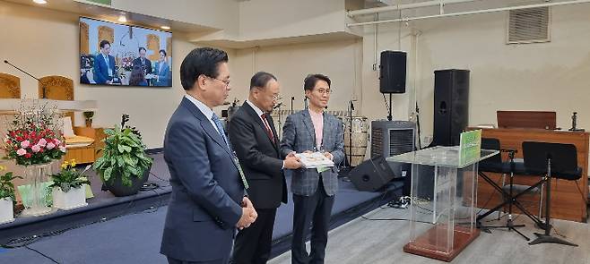 WCBA 창립 30주년 공로상을 수상하는 CBS 김진오 사장(가장 우측)