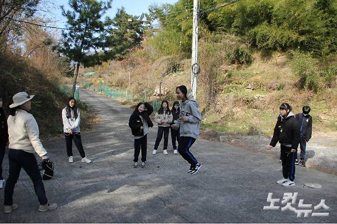 이상필 교사와 학생들이 칡 덩굴을 이용해 줄넘기 놀이를 하고 있다. 반웅규 기자