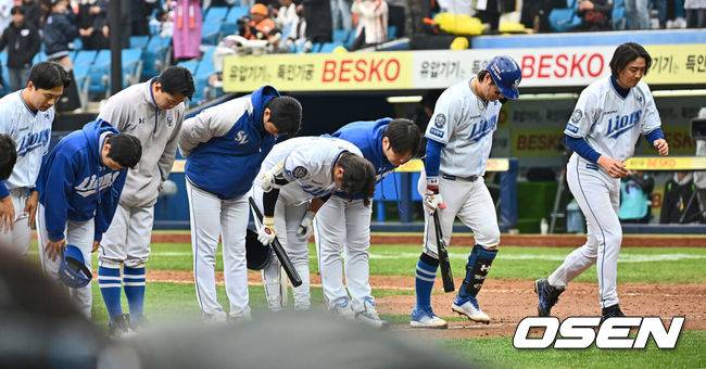 [OSEN=대구, 이석우 기자] 5일 대구삼성라이온즈파크에서 2025 신한 SOL 뱅크 KBO 리그 삼성 라이온즈와 한화 이글스의 경기가 열렸다. 홈팀 삼성은 이승현이, 방문팀 한화는 류현진이 선발 출전했다. 삼성 라이온즈 선수들이 6-7 역전패 당하고 팬들에게 인사를 하고 있다. 2025.04.05 / foto0307@osen.co.kr