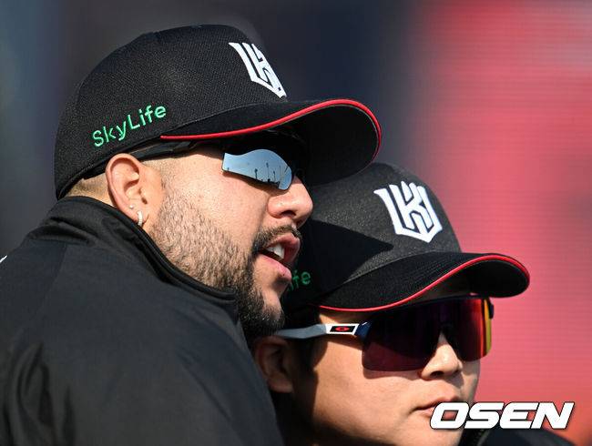 [OSEN=수원, 이대선 기자] 2025시즌 우승 후보로 꼽히는 KT 위즈가 홈런 두 방을 앞세워 시범경기를 산뜻하게 출발했다.&nbsp;프로야구 KT 위즈는 8일 수원KT위즈파크에서 열린 LG 트윈스와의 시범경기 첫 경기에서 5-1 역전승을 거뒀다.KT 헤이수스가 통역과 이야기를 니누고 있다. 2025.03.08 /sunday@osen.co.kr