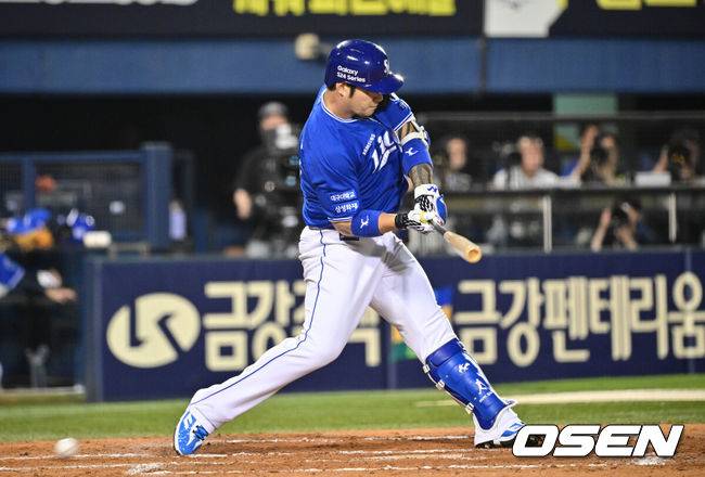 [OSEN=잠실, 조은정 기자] 7회초 2사 1루 삼성 박병호가 배트를 내다 멈추고 있다. 노스윙 판정을 받은 박병호는 볼넷으로 출루했다. 2024.06.27 /cej@osen.co.kr