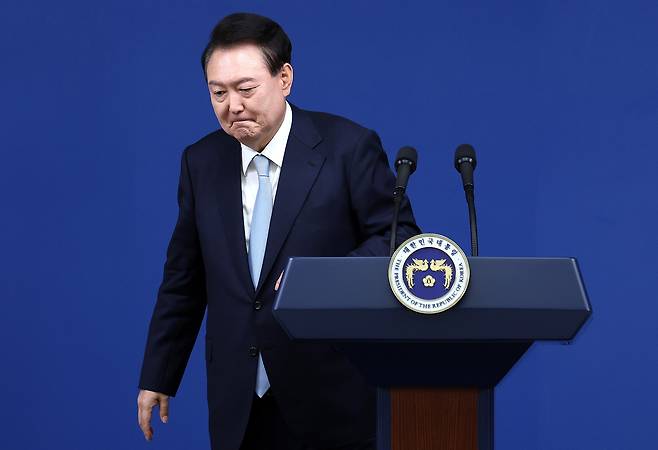 지난 2024년 8월 29일 윤석열 전 대통령이 서울 용산 대통령실청사 브리핑룸에서 국정브리핑 및 기자회견을 마치고 퇴장하는 모습. 뉴스1