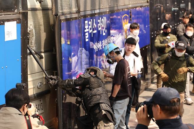 지난 4일 서울 종로구 헌법재판소 인근에서 윤석열 전 대통령 지지 집회에 참가한 20대 남성이 헌재의 윤 전 대통령 파면 결정에 경찰 버스를 부수고 있다. 연합뉴스