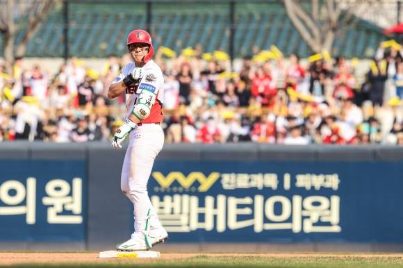 KIA 타이거즈 박찬호가 지난달 23일 광주 기아챔피언스필드에서 열린 2025 KBO리그 정규시즌 NC 다이노스와의 홈 경기에서 안타를 친 뒤 2루를 밟고 있다. KIA 타이거즈 제공