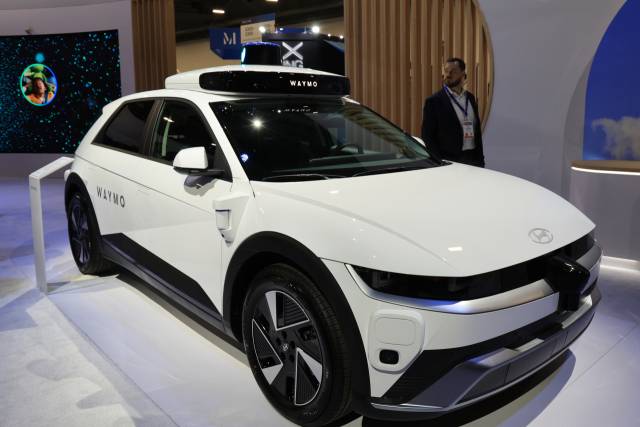 지난 1월 미국 라스베이거스 컨벤션센터에서 열린 CES 2025의 웨이모 전시관에서 관람객이 웨이모 드라이버를 탑재한 현대 아이오닉5를 살펴보고 있다. 연합뉴스
