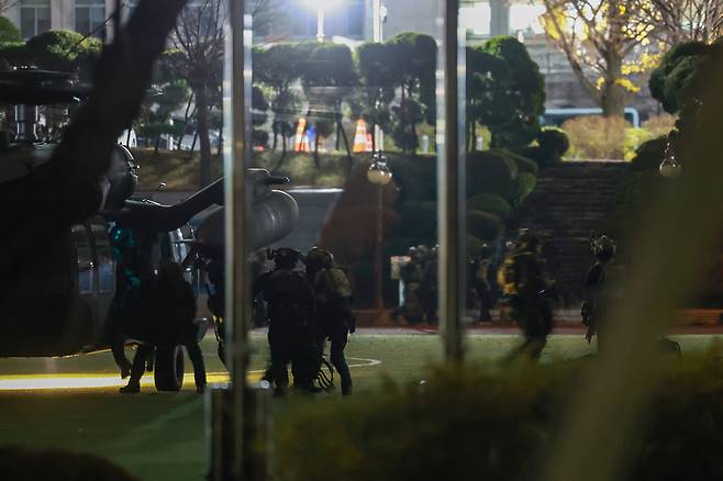 윤석열이 비상계엄을 선포한 직후인 지난해 12월4일 새벽, 계엄군이 헬기를 타고 국회에 도착했다. ⓒ연합뉴스