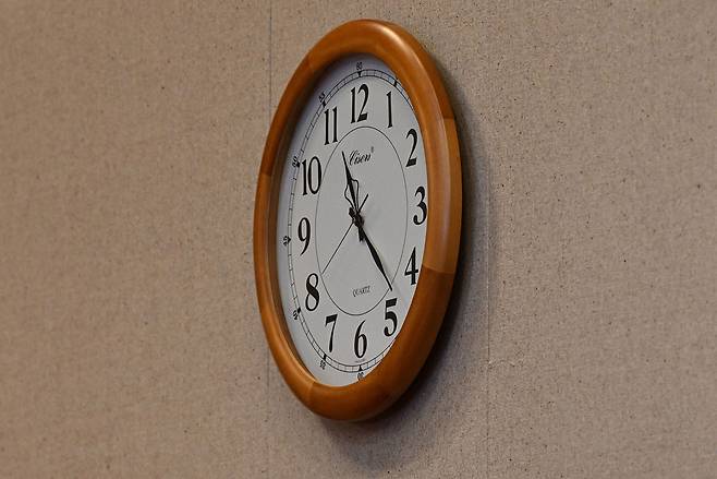 문형배 헌법재판소장 권한대행이 결정문 낭독을 마친 4월4일 오전 11시22분을 가리키는 헌재 대심판정의 벽시계. ⓒ사진공동취재단