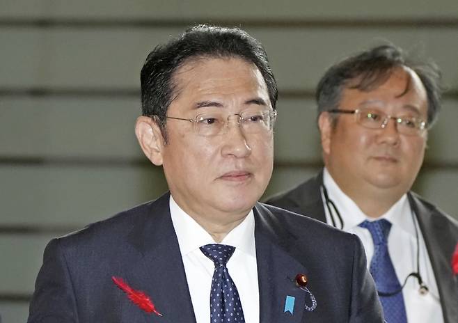 기시다 후미오 전 총리(왼쪽)는 '통일교 연관설'로 큰 곤욕을 치르다 결국 총리직에서 사임했다. ⓒKyodo 연합