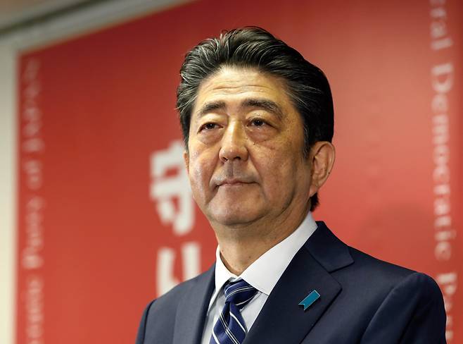 통일교를 둘러싼 일본 사회의 논란은 2022년 7월 아베 신조 전 총리(오른쪽 사진)가 나라시에서 선거유세를 하던 중 총격을 당해 사망하면서 불거졌다. ⓒEPA 연합