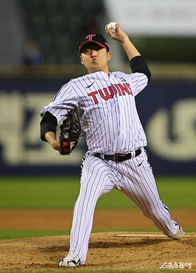 올해 잠재력을 터트리기 시작한 LG 좌완 송승기가 염경엽 감독에게 신뢰를 주는 투구를 이어가고 있다. 염 감독은 “이제 남은 것은 승기를 믿어주는 것뿐”이라며 강한 신뢰를 보냈다. 스포츠동아DB