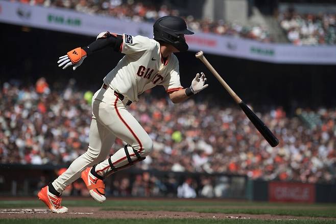 ▲ 5경기 연속 안타 및 올 시즌 전 경기 출루를 이어 간 이정후. 2회와 7회에는 호수비로 팀 승리에 공헌했다 ⓒ연합뉴스/AP통신