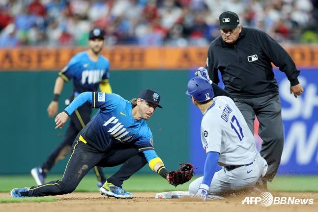 2루 도루를 시도하고 있는 오타니(오른쪽). /AFPBBNews=뉴스1