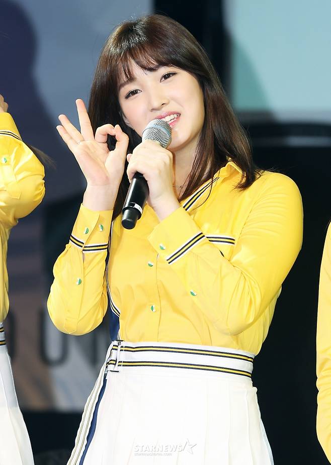 $ 걸그룹 라붐 율희가 4일 오후 서울 마포구 메세나폴리스 롯데카드홀에서 진행된 네번째 싱글앨범 '프레쉬 어드벤처(Fresh Adventure)'발매기념 쇼케이스에서 인사말을 전하고 있다. /사진=hwijpg@(김휘선 인턴기자)