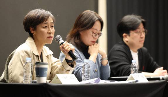 ‘언더피프틴’ 제작사크레아스튜디오의서혜진 대표(왼쪽)가3월 25일 오후 열린제작보고회에서 취재진질문에 답하고 있다.어린이 성상품화 논란에휩싸인 ‘언더피프틴’은이후 편성이 취소됐다. [뉴스1]