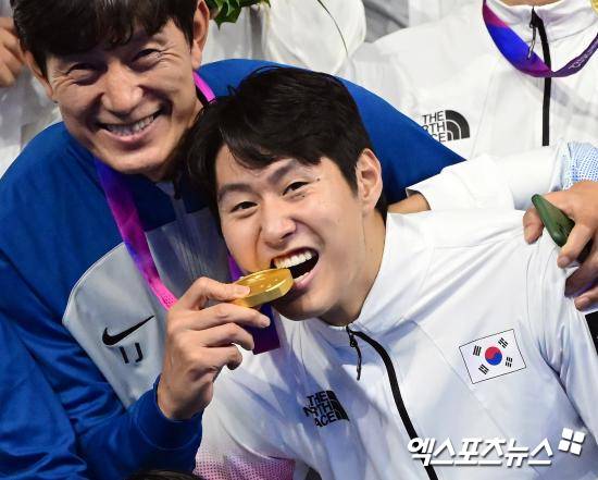 루이스 엔리게 감독이 이끄는 PSG가 6일(한국시간) 프랑스 파리에 있는 파르크 데 프랭스에서 열린 앙제와의 2024-2025시즌 리그1 28라운드 홈 경기에서 데지레 두에의 결승 골로 1-0으로 승리했다.&nbsp;  이제 승점 74(23승 5무)가 된 PSG는 2위 AS모나코(승점 50)와의 승점 차를 24점으로 벌렸다. 18개 팀 체제로 34경기를 치르는 리그1은 남은 6경기 결과에 상관없이 모나코가 PSG를 추격할 수 없어 PSG의 조기 우승이 확정됐다.&nbsp;엑스포츠뉴스