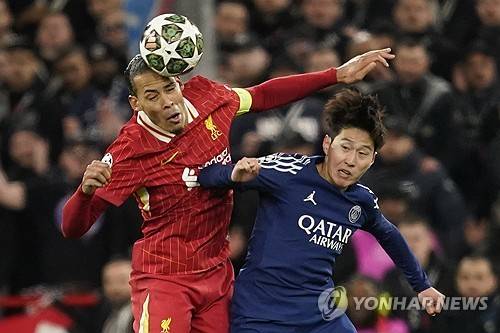 루이스 엔리게 감독이 이끄는 PSG가 6일(한국시간) 프랑스 파리에 있는 파르크 데 프랭스에서 열린 앙제와의 2024-2025시즌 리그1 28라운드 홈 경기에서 데지레 두에의 결승 골로 1-0으로 승리했다.&nbsp;  이제 승점 74(23승 5무)가 된 PSG는 2위 AS모나코(승점 50)와의 승점 차를 24점으로 벌렸다. 18개 팀 체제로 34경기를 치르는 리그1은 남은 6경기 결과에 상관없이 모나코가 PSG를 추격할 수 없어 PSG의 조기 우승이 확정됐다.&nbsp;연합뉴스