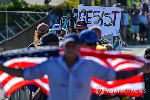 '저항하라' 팻말 든 反트럼프 시위대 [AFP 연합뉴스 자료사진. 재판매 및 DB 금지]