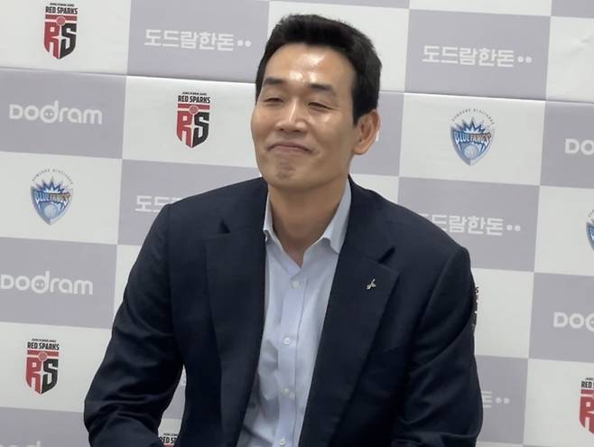 3차전과 같은 셔츠를 입고 4차전에 임하는 정관장 고희진 감독 [촬영 이대호]