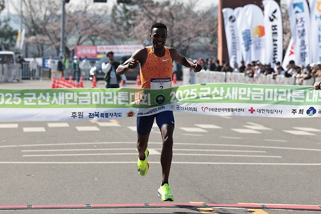 데미스, 군산새만금마라톤 우승 (서울=연합뉴스) 데미스가 6일 군산에서 열린 2025 군산새만금마라톤대회 국제 남자부 경기에서 가장 먼저 결승선을 통과하고 있다. [대한육상연맹 제공. 재판매 및 DB 금지]