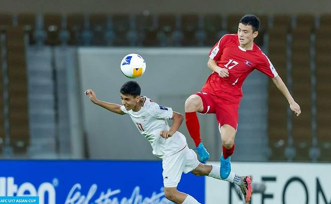 볼을 다투는 북한 U-17 대표팀의 김태국(오른쪽) [AFC 홈페이지 캡처. 재판매 및 DB 금지]