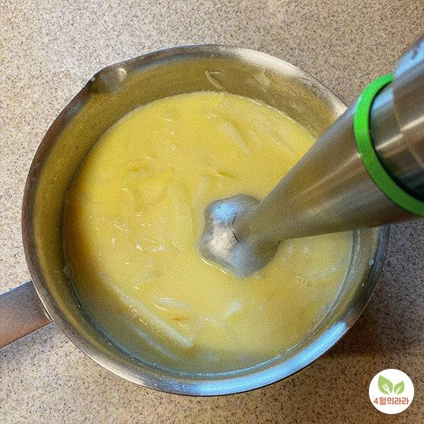냄비의 감자스프를 핸드블렌더로 가는 모습